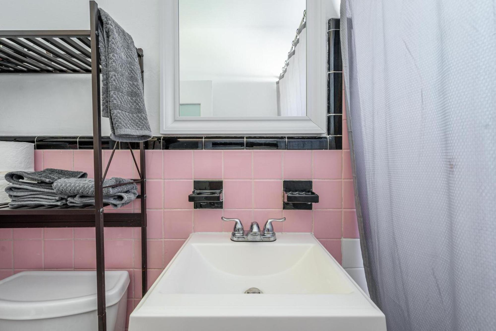 Value And Convenience In The Heart Of Near Downtown And The Beaches Appartamento